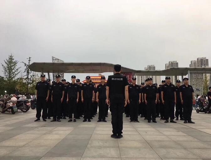 襄陽(yáng)保安招聘公司保駕護(hù)航諸葛亮廣場(chǎng)文化旅游節(jié)活動(dòng)現(xiàn)場(chǎng)