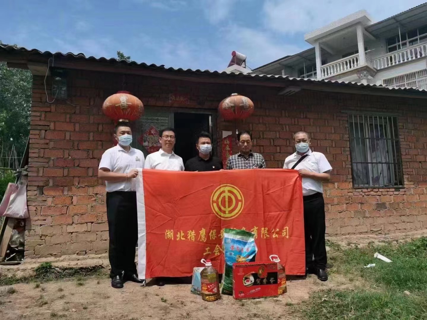端午節(jié)將至，獵鷹企業(yè)組織員工走進(jìn)鄉(xiāng)村，為老人送去生活物資