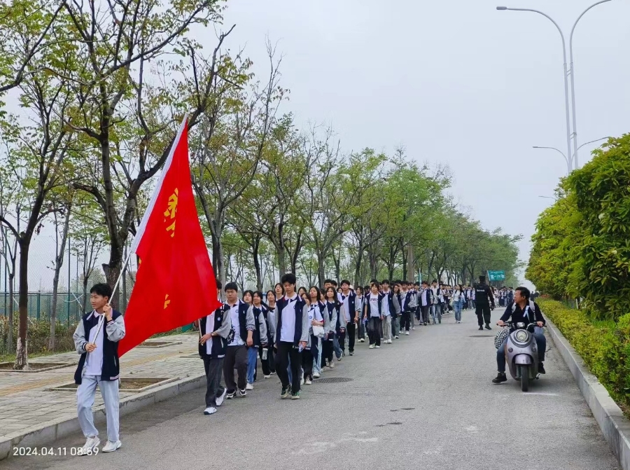 棗陽市師苑高中 春風伴研學，獵鷹保護航。